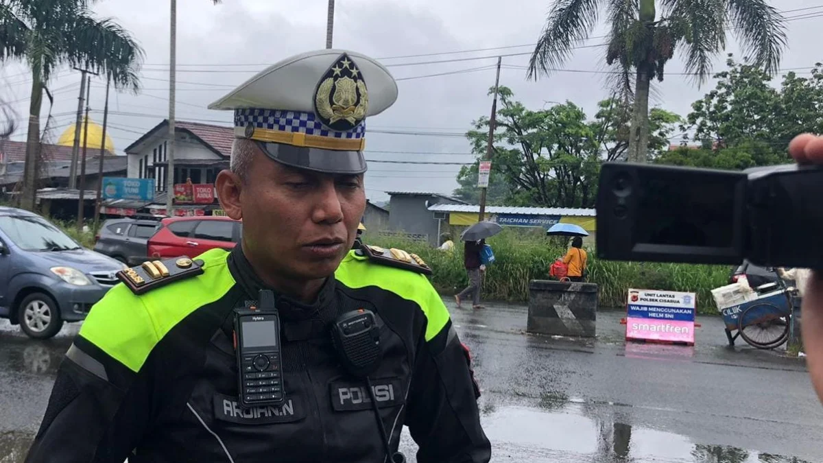 KBO Satlantas Polres Bogor, Iptu Ardian ketika memberikan tanggapan terkait arus lalu lintas kepada awak media di Simpang Gadog, pada Selasa (28/1).