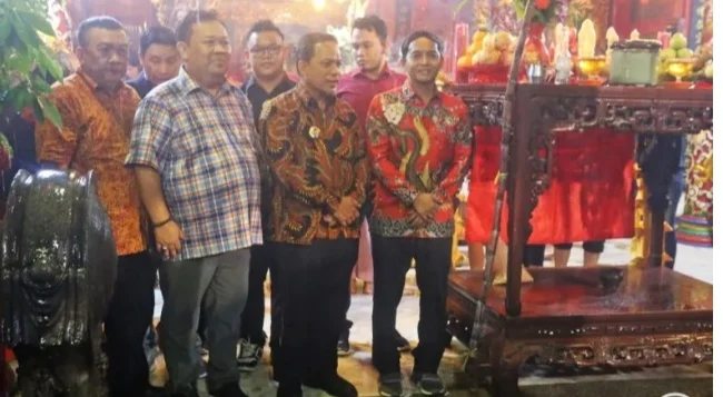 Perayaan Tahun Baru Imlek di Klenteng Tertua Tangerang, Menhut Mengaku Terkesan Menteri Kehutanann (Menhut) Raja Juli Antoni (kanan) saat menghadiri Tahun Baru Imlek di Klenteng Boen Tek Biro, Selasa (28/1). (Foto/ANTARA)