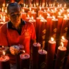 Dok. Warga keturunan Tionghoa menyalakan lilin pada malam pergantian Tahun Baru Imlek di Vihara Dharma Ramsi, Kota Bandung, Rabu dini hari (29/1). Foto: Dimas Rachmatsyah / Jabar Ekspres
