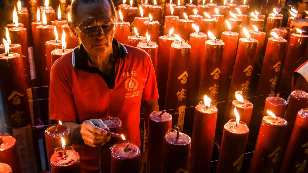 Dok. Warga keturunan Tionghoa menyalakan lilin pada malam pergantian Tahun Baru Imlek di Vihara Dharma Ramsi, Kota Bandung, Rabu dini hari (29/1). Foto: Dimas Rachmatsyah / Jabar Ekspres