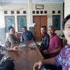 Rois Nur (kanan) bersama korban lainnya saat melapor dugaan penipuan yang melibatkan mobil rental ke Polres Ciamis, awal pekan ini. (Istimewa)