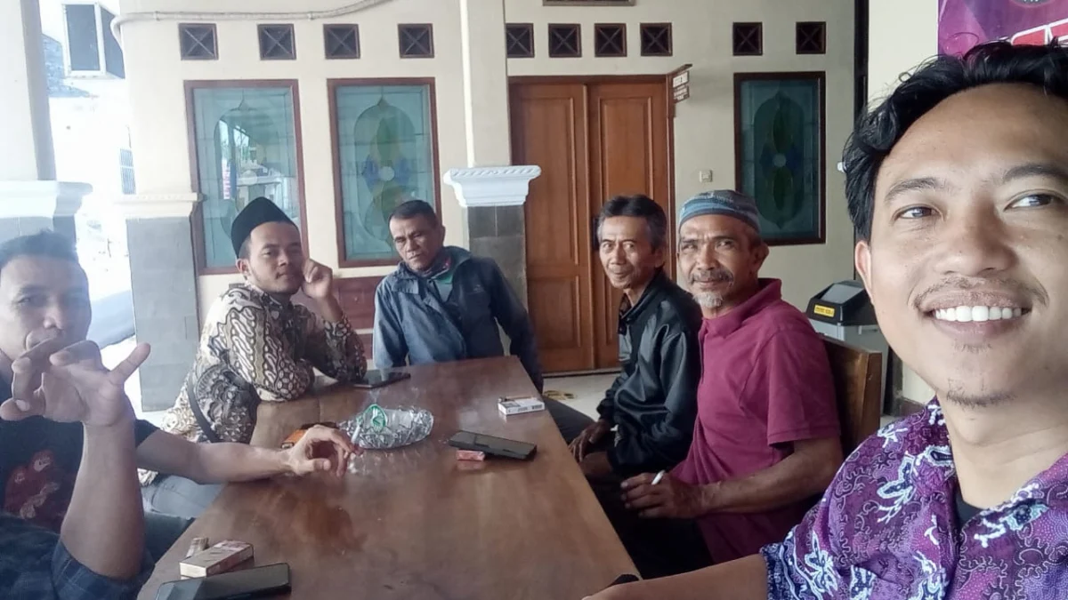 Korban Penipuan Mobil Rental di Ciamis Lapor Polisi Rois Nur (kanan) bersama korban lainnya saat melapor dugaan penipuan yang melibatkan mobil rental ke Polres Ciamis, awal pekan ini. (Istimewa)