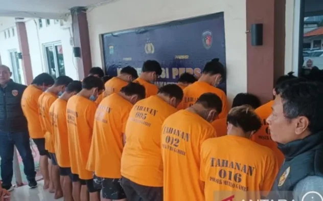 Modus Aplikasi Kencan, Polisi Tangkap 20 Pelaku Penipuan Online di Jakarta Pusat Sejumlah tersangka dihadirkan saat konferensi pers di Mapolsek Gambir, Jakarta, Selasa (28/1/2025). (Foto/ANTARA)