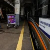 Seorang penumpang berjalan di samping gerbong Kereta Api Argo Parahyangan tujuan akhir Stasiun Gambir, Jakarta di Stasiun Bandung, Kota Bandung, Rabu (29/1). Foto: Dimas Rachmatsyah / Jabar Ekspres