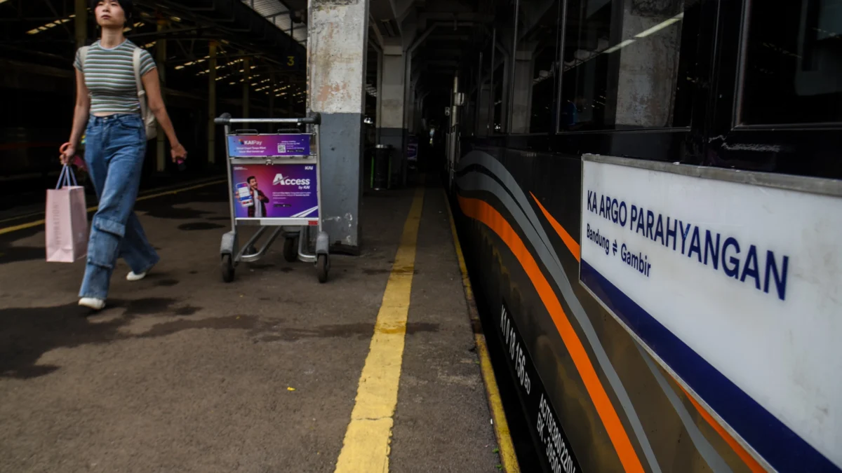 Seorang penumpang berjalan di samping gerbong Kereta Api Argo Parahyangan tujuan akhir Stasiun Gambir, Jakarta di Stasiun Bandung, Kota Bandung, Rabu (29/1). Foto: Dimas Rachmatsyah / Jabar Ekspres