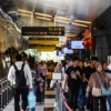 Penumpang kareta api Argo Parahyangan berjalan menuju peron di Stasiun Bandung, Kota Bandung, Rabu (29/1). Foto: Dimas Rachmatsyah / Jabar Ekspres