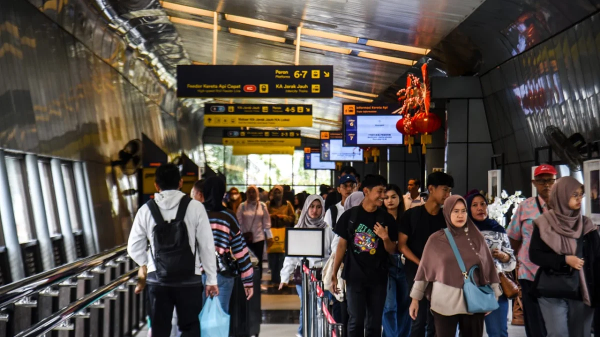 Penumpang kareta api Argo Parahyangan berjalan menuju peron di Stasiun Bandung, Kota Bandung, Rabu (29/1). Foto: Dimas Rachmatsyah / Jabar Ekspres