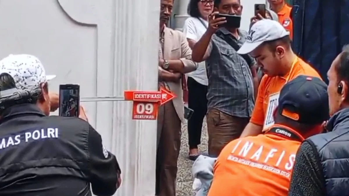 Abraham Michael (26), tersangka kasus pembunuhan Satpam saat melakukan rekonstruksi di TKP, Lawanggintung, Kota Bogor, Jumat (31/1). (Yudha Prananda / Jabar Ekspres)
