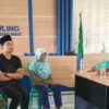 Mak Inong (kiri) diantar sang cucu bernama Deni mendatangi kantor Desa/Kecamatan Saguling, KBB. Dok Pemdes Saguling