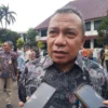 Kepala Dinas Pendidikan, Bambang Tawekal saat memberikan tanggapan terkait RLS kepada awak media, di Kompleks Kantor Bupati Bogor, Jumat (31/1).