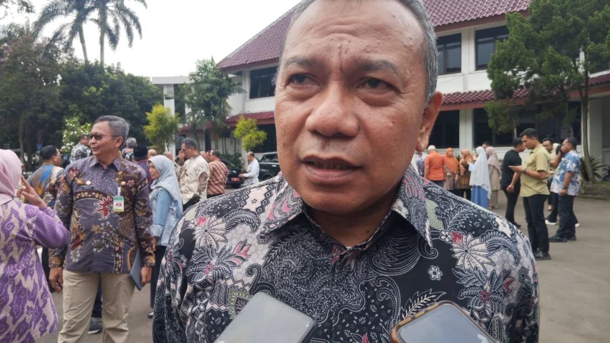 Kepala Dinas Pendidikan, Bambang Tawekal saat memberikan tanggapan terkait RLS kepada awak media, di Kompleks Kantor Bupati Bogor, Jumat (31/1).
