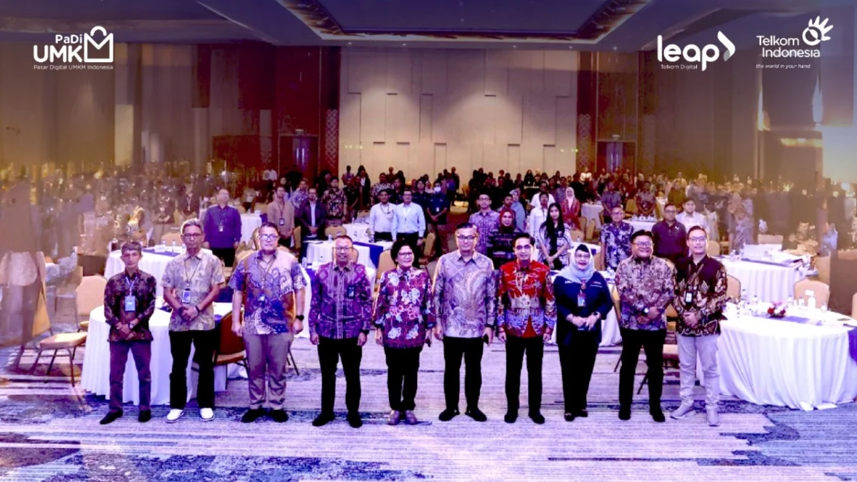 Owner Sasongko Logam (Seller PaDi UMKM) Uun Sismiyardi (Paling Kiri), Kadiv Pengadaan & Logistik Nursapto Edi Prabowo (Kedua dari Kiri), VP Pengadaan EPC dan Investasi Nindya Karya (Ketiga dari Kiri), EVP Manajemen Rantai Pasok PT PLN Pandi (Keempat dari Kiri), Staf Ahli Bidang Keuangan dan Pengembangan UMKM Kementerian BUMN Loto Srinaita Ginting (Tengah), Chief Economist Bank Mandiri Andry Asmoro (Tengah), Synergy Team Project Leader MSME, Logistik & SOE Kuncoro Wastuwibowo (Keempat dari Kanan), Direktur Keuangan dan Manajemen Risiko Perum LKBN Antara Nina Kurnia Dewi (Ketiga dari Kanan), Direktur Umum PT Pegadaian Gunawan Sulistyo (Kedua dari Kanan), dan VP Product Commerce PaDi UMKM (Bayu Surya Adi Saputra) dalam acara PaDi Business Matching, beberapa waktu yang lalu di Ballroom The Gade, Jakarta. 