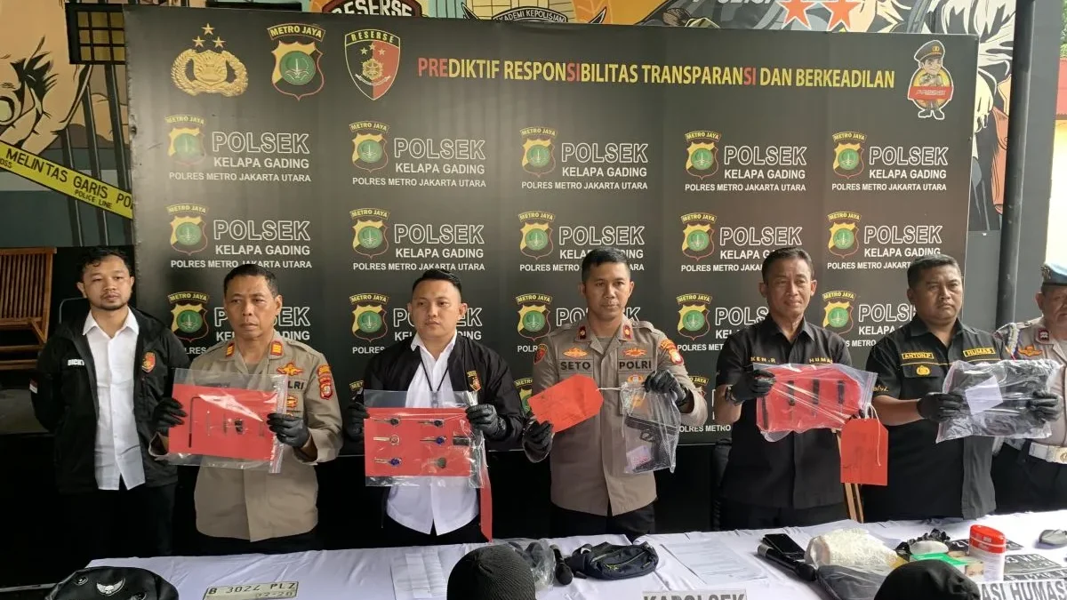 Kapolsek Kelapa Gading Kompol Seto Handoko Putra (empat dari kiri) didampingi Kanit Reskrim AKP Emir Maharto Bustarosa (tiga dari kiri). (foto/ANTARA)