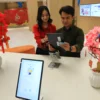 General Banking Staff melayani nasabah di Smart Branch Bank Mandiri Bandung Asia Afrika Utara, Jalan Asia Afrika, Kota Bandung, Jumat 31 Januari 2025. Memanfaatkan momentum Tahun Baru Imlek 2025, Bank Mandiri menghadirkan program bertajuk Fokus Promo (FOMO) yang menawarkan diskon, cashback, hingga berbagai kemudahan transaksi di merchant terkemuka, serta menghadirkan edisi khusus Mandiri e-Money bertema Shinchan Oriental Series.