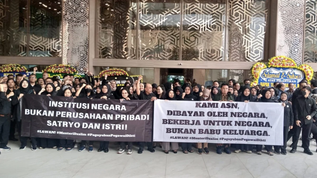 Menteri Pendidikan Tinggi Sains dan Teknologi Mendikti Saintek Satryo Soemantri Brodjonegoro didemo oleh pegawainya sendiri