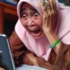 OJK mengeluarkan aturan baru untuk lindungi nasabah pinjaman online ( Pinjol ) dari penagihan yang dilakukan oleh perusahaan Fintech.