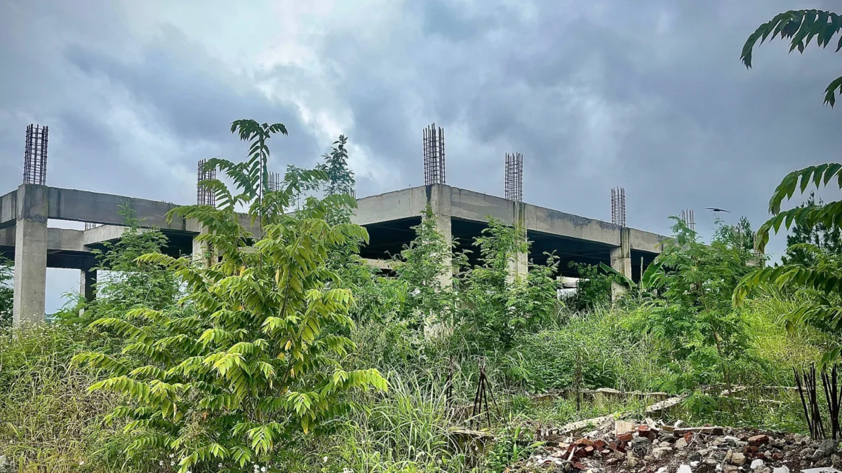 Proyek pembangunan Gedung Olahraga yang dilakukan oleh Dispora Kabupaten Bandung Barat dengan Pagu Anggaran Rp 7,6 miliar dibiarkan mangkrak