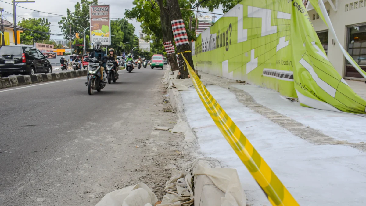 Proyek trotoar yang dikerjakan oleh Dinas Sumber Daya Air dan Bina Marga (SDABM) Kota Bandung sejauh ini masih ada yang belum tuntas.