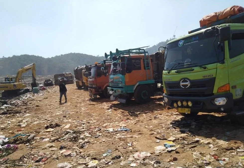 Ratusan truk pengangkut sampah dari 4 daerah di wilayah Bandung Raya masih antre menunggu giliran untuk lakukan pembuangan ke TPA Sarimukti.