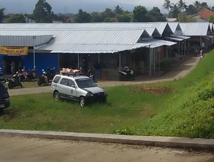 Revitalisasi Pasar Ciparay, Kabupaten Bandung masih meninggalkan permasalahan baru. Sebab tempat relokasi pedagang ada di sempandan sungai.