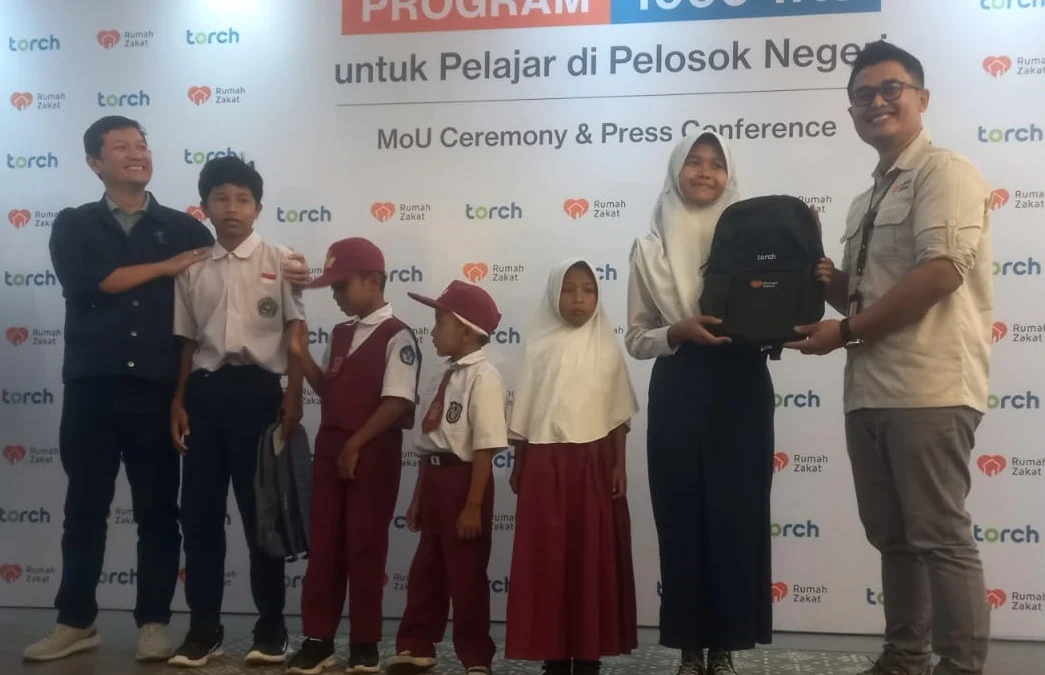 Torch dan Rumah Zakat Bagikan 1.000 Tas Sekolah Rumah zakat dan brand tas ternama ‘ Torch ’ menggagas program kampanye ‘1.000 Tas untuk Pelajar di Pelosok Negeri’.