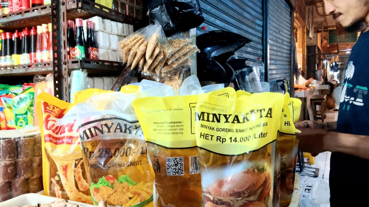 Jual MinyaKita di Atas HET, Kemendag Sanksi 41 Distributor! Ilustrasi: Kemasan MinyaKita dijual diatas harga eceran tertinggi (HET). (Foto: Mong / Jabar Ekspres)