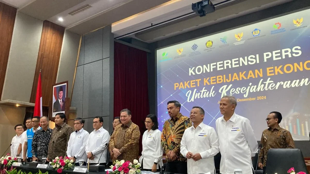 Presiden Setujui Bantuan Pangan Beras 10 kilogram Disalurkan, 16 Juta PBP Jadi Sasaran Konferensi pers Paket Kebijakan Ekonomi: Akselerasi Pertumbuhan Ekonomi Inklusif & Berkelanjutan di kantor Kemenko Perekonomian, Jakarta, Senin (16/12/2024). (Foto/ANTARA)