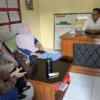 U bersama anak dan pengacaranya melaporkan suaminya yang merupakan Anggota DPRD Banjar lantaran telah menikah siri dengan wanita lain, Kamis 2 Januari 2025. (Cecep Herdi/Jabar Ekspres)