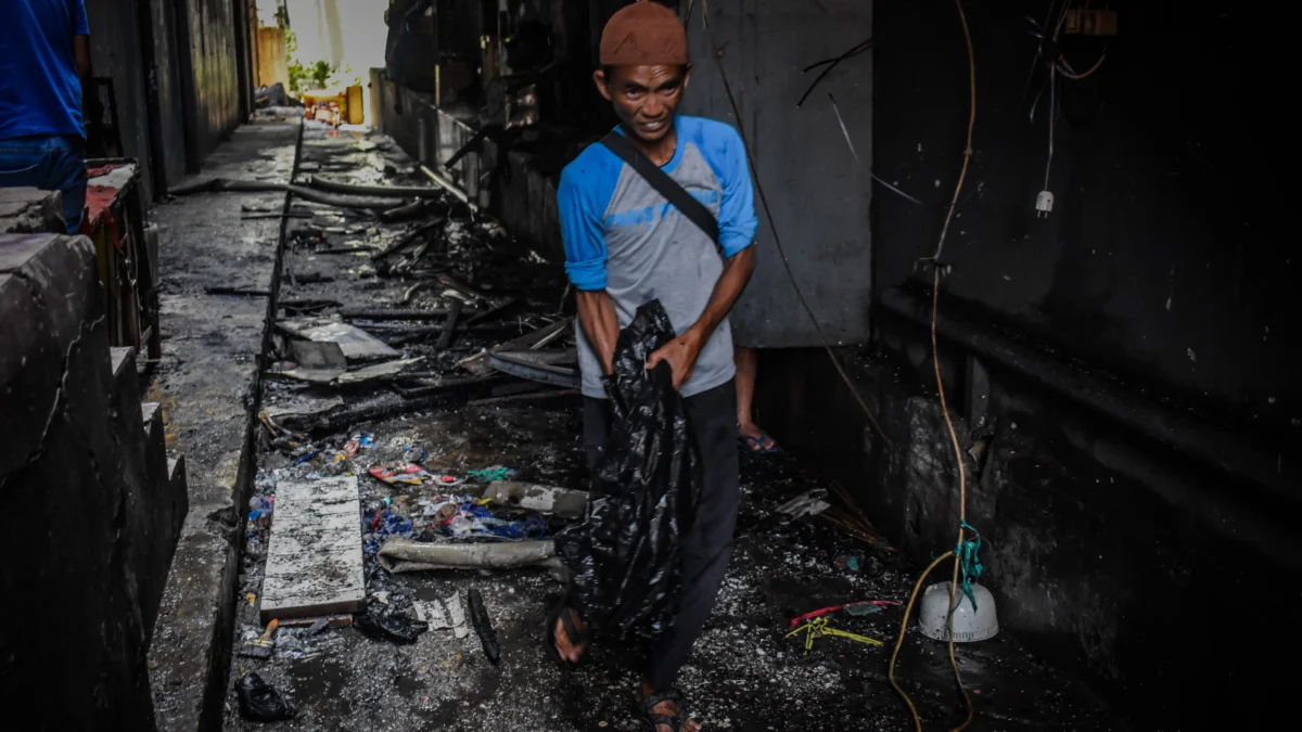 Jadi Tempat Penyimpanan Pedagang, Sebuah Gang di Samping Kings Shoping Center Ludes Terbakar Pasca terjadinya kebakaran di sebuah ruko dekat Kings Shopping Center di Jalan Dalem Kaum, Kota Bandung, Jum'at (3/1). Foto: Dimas Rachmatsyah / Jabar Ekspres