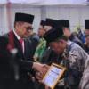 Kemenag Jabar Usulkan Hibah ke Pemprov untuk Pembangunan Asrama Haji Indramayu Kakanwil Kemenag Jabar Ajam Mustajam saat menyampaikan penghargaan pada Upacara Hari Amal Bhakti, Jumat (3/1).