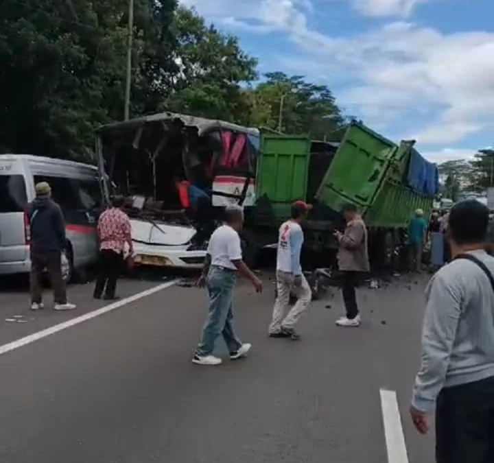 Kecelakaan beruntun di Tol Cipularang/Istimewa/