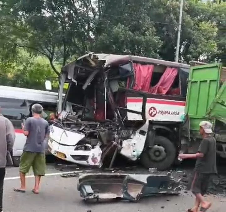 Kecelakaan beruntun di Tol Cipularang/Istimewa/