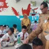Sekda Kabupaten Bogor, Ajat Rochmat Jatnika saat melakukan monitoring makan bergizi gratis. Foto : Regi Pratasyah / Jabar Ekspres