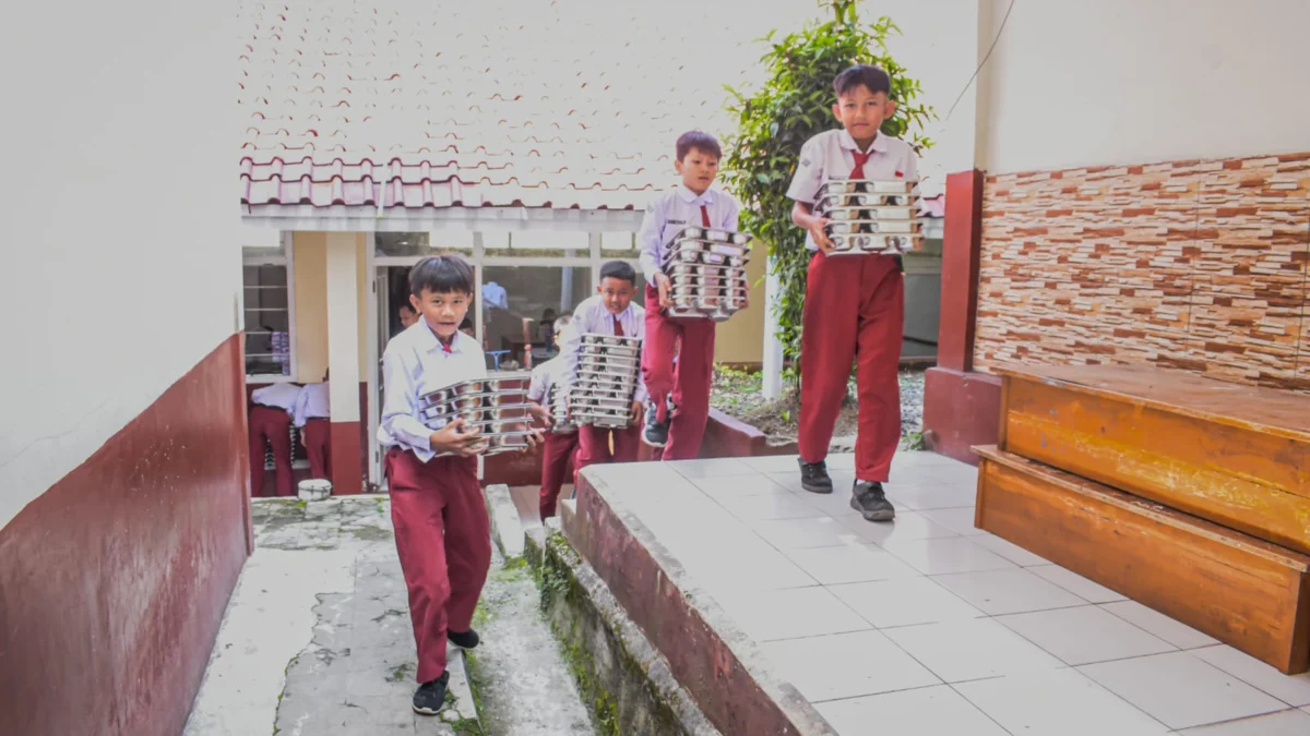 Senyum di Caringin: Awal Manis Program Makan Bergizi Gratis. (Nizar / Jabar Ekspres)