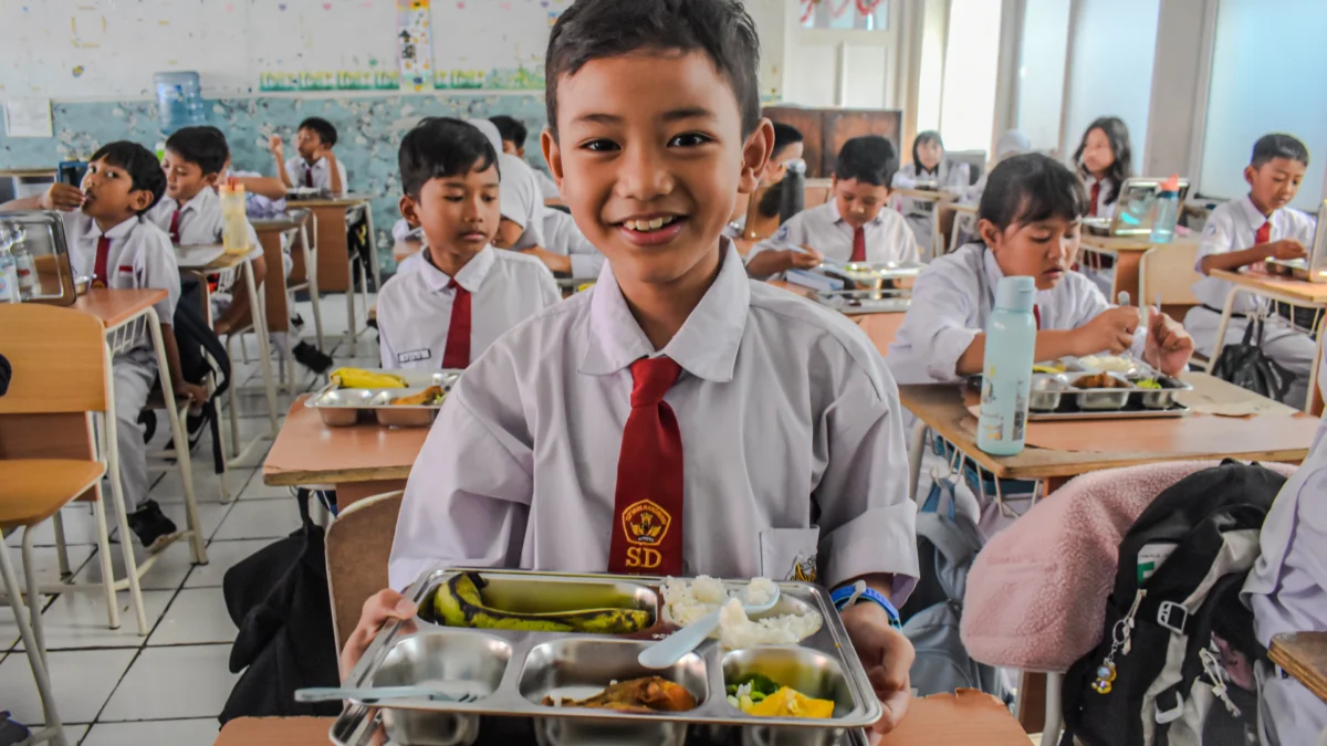 Disajikan dalam Box Stainless, Ini Menu Makan Bergizi Gratis Perdana di Kota Bandung! Siswa Sekolah Dasar (SD) menyantap makanan bergizi gratis di SD Angkasa 1 Lanud Husein Sastranegara,Kota Bandung, Senin (6/1). Sekolah-sekolah di Kota Bandung mulai mendapat makanan dari program Makan Bergizi Gratis (MBG) yang mulai perdana digelar pada hari ini. Foto: Dimas Rachmatsyah / Jabar Ekspres