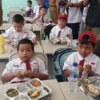 Program Makan Bergizi Gratis di SDN Pajelaran 01 Cibinong Belum Merata, Ini Alasannya! Para siswa saat menikmati makan bergizi gratis di SDN Pajeleran 01 Cibinong, Kabupaten Bogor, Senin (6/1). Foto : Sandika /jabarekspres.com