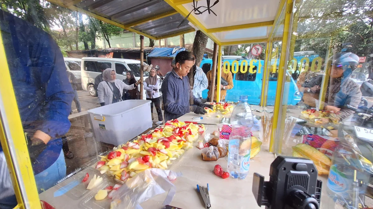 Berkat Viral di Media Sosial, Rujak Ulek Tedi Kini Meningkat Pesat Jadi Primadona Jajanan di Kabupaten Bandung Penjual rujak, Tedi Supriadi (27) saat menjajakan dagangannya di Jalan Pesantren, Alun-alun Soreang, Kabupaten Bandung, Selasa (7/1/2025). Foto Agi