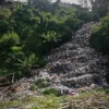 Sampah liar menyerupai gunung di Desa Gudang Kahuripan, Kecamatan Lembang, Kabupaten Bandung Barat. Selasa (7/1). Dok Jabar Ekspres/wit