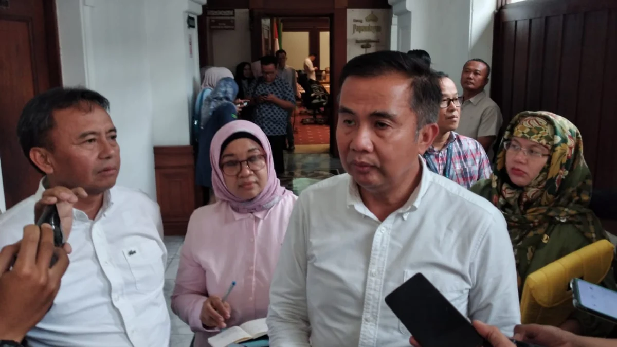 Pj Gubernur Bey Machmudin Pastikan Belum Ada Kasus HMPV di Jabar Penjabat Gubernur Jabar Bey Machmudin menjabarkan perkembangan Virus HMPV, Selasa (7/1).