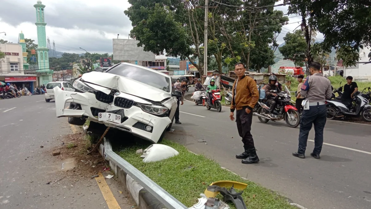 Ngebut! Sedan Mewah Hilang Kendali hingga Tabrak Pembatas Jalan dan Tiang PJU di Soreang Sebuah sedan mewah berjenis BMW nopol B-7-DYP terlibat kecelakaan di Jalan Raya Terusan Al Fathu, Kampung Batu Goong, Soreang, Rabu (8/1/202) siang. Foto Istimewa
