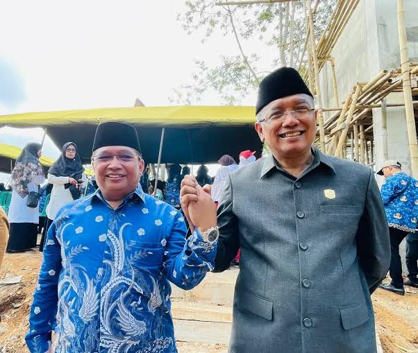 H Sudarsono (kanan) dan Bambang Hidayah (kiri) bergandengan tangan dalam sebuah acara di Kota Banjar tahun 2024. (Cecep Herdi/Jabar Ekspres)