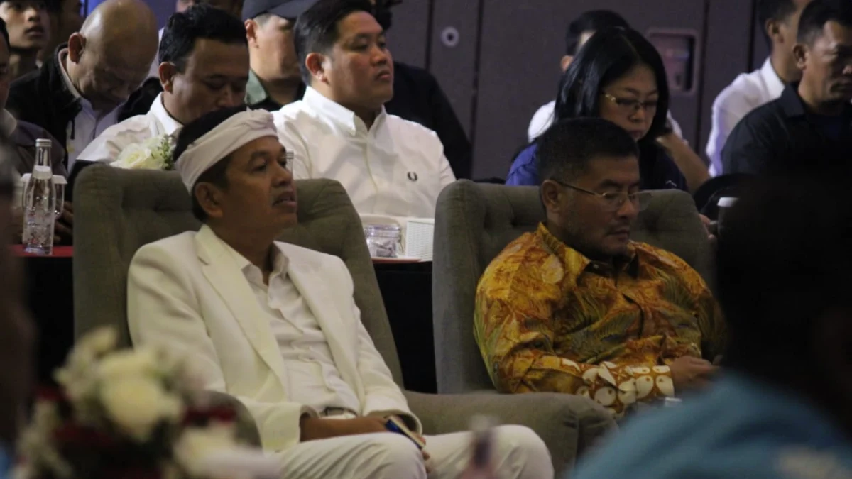 Dedi Mulyadi dan Erwan Setiawan di pleno penetapan paslon gubernur terpilih, Kamis (9/1).