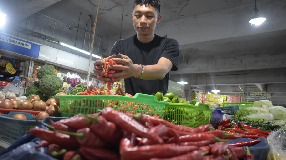 Ilustrasi: Pedagang menata cabai merah di Pasar Kosambi, Kota Bandung, Kamis (9/1). Foto: Dimas Rachmatsyah / Jabar Ekspres