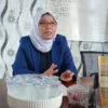 Direktur Perumdam Tirta Anom Kota Banjar E Fitrah Nurkamilah memberikan penjelasana terkait air bersih yang bisa meminimalisir perkembangan jentik nyamuk, Kamis 9 Januari 2025. (Cecep Herdi/Jabar Ekspres)