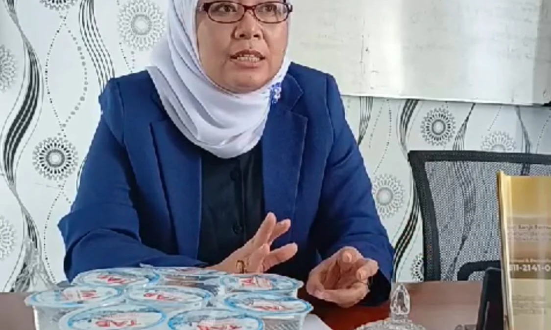 Direktur Perumdam Tirta Anom Kota Banjar E Fitrah Nurkamilah memberikan penjelasana terkait air bersih yang bisa meminimalisir perkembangan jentik nyamuk, Kamis 9 Januari 2025. (Cecep Herdi/Jabar Ekspres)