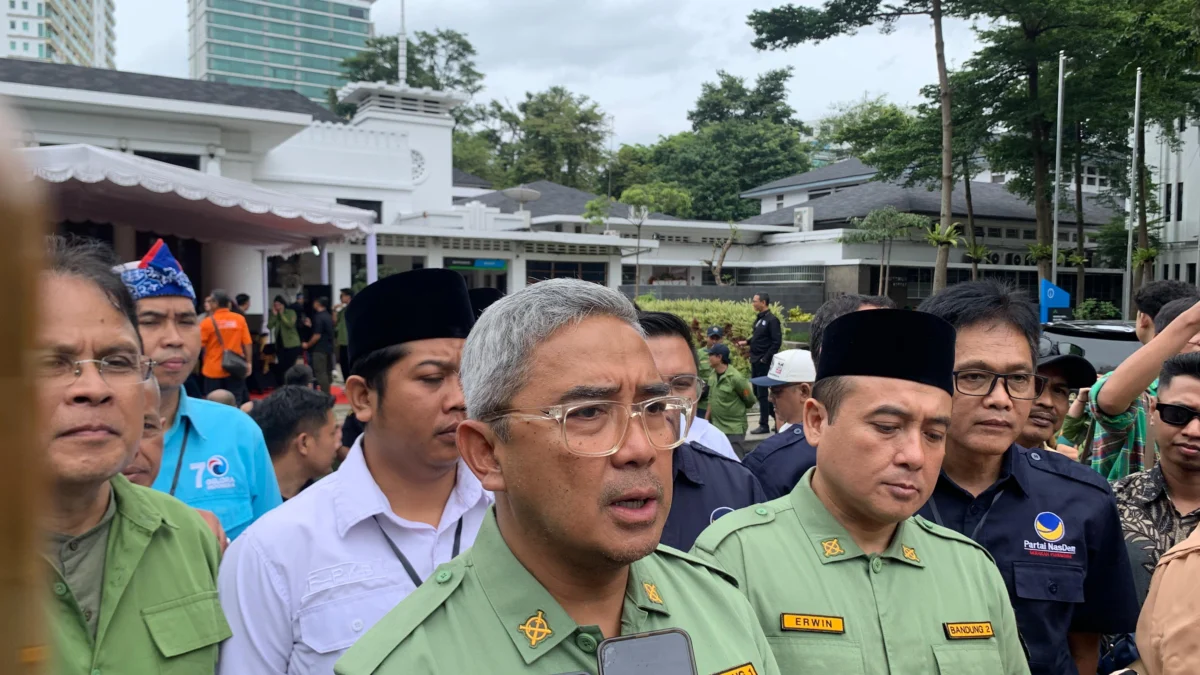 Farhan-Erwin saat ditetapkan sebagai Wali Kota dan Wakil Wali Kota Bandung terpilih oleh KPU Kota Bandung di Balai Kota, Kamis (9/1). (Sadam Husen / Jabar Ekspres)