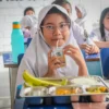 Ilustrasi: Siswa Sekolah Dasar (SD) menyantap makanan bergizi gratis di SD Angkasa 1 Lanud Husein Sastranegara,Kota Bandung, Senin (6/1). Sekolah-sekolah di Kota Bandung mulai mendapat makanan dari program Makan Bergizi Gratis (MBG) yang mulai perdana digelar pada hari ini. Foto: Dimas Rachmatsyah / Jabar Ekspres