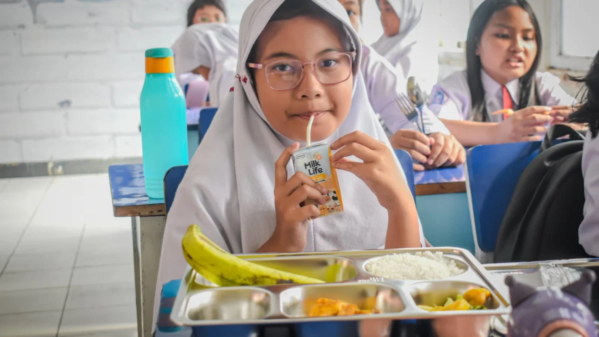 Ilustrasi: Siswa Sekolah Dasar (SD) menyantap makanan bergizi gratis di SD Angkasa 1 Lanud Husein Sastranegara,Kota Bandung, Senin (6/1). Sekolah-sekolah di Kota Bandung mulai mendapat makanan dari program Makan Bergizi Gratis (MBG) yang mulai perdana digelar pada hari ini. Foto: Dimas Rachmatsyah / Jabar Ekspres