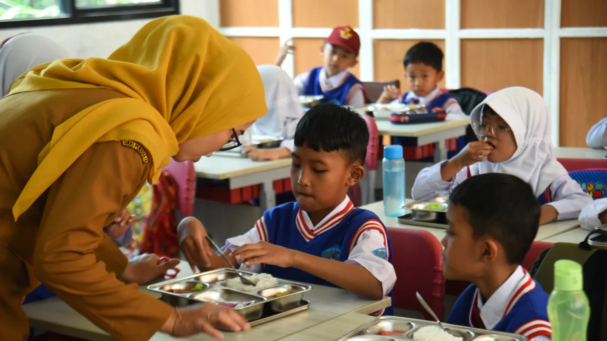 Siswa Sekolah Dasar (SD) menyantap makanan bergizi gratis di SD Negeri 272 Sukasari,Kota Bandung, Senin (13/1). Foto: Dimas Rachmatsyah / Jabar Ekspres