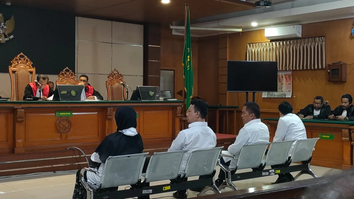 Dok. Para terdakwa kasus korupsi Pasar Sindang Kasih, Cigasong, Kabupaten Majalengka, saat menjalani sidang tuntutan di PN Bandung. Senin, (13/1). Foto. Sandi Nugraha.